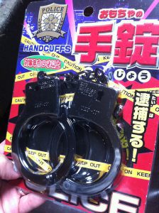ハロウィンの仮装で安いながらも簡単で本格的な定番コスチューム 35 100均のおもちゃコーナーで買うことのできる手錠